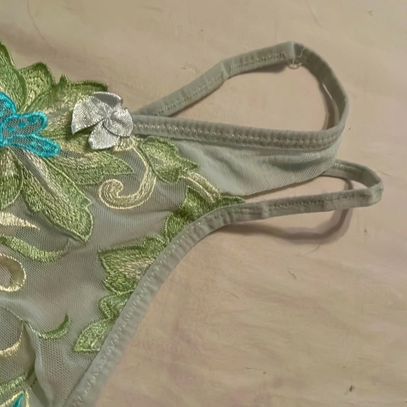 Victoria secret v string thong - Picture 3 of 9